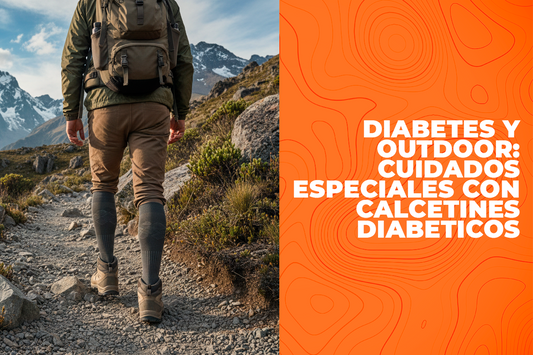 Senderista con calcetines técnicos caminando por ruta de montaña